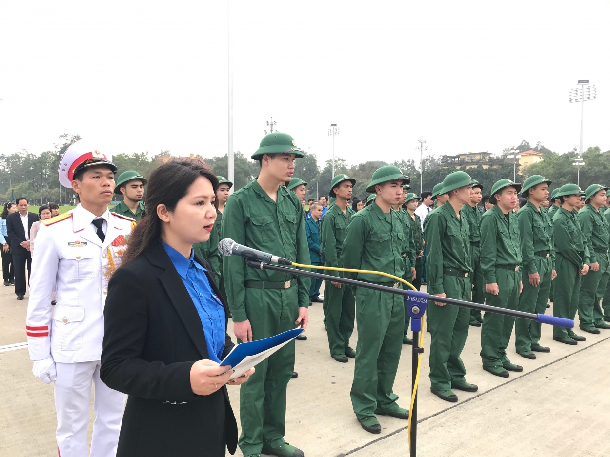 Đồng chí Lê Thị Thu Trang, UVTV Thành đoàn, Bí thư Quận đoàn Cầu Giấy phát biểu báo công tại buổi lễ