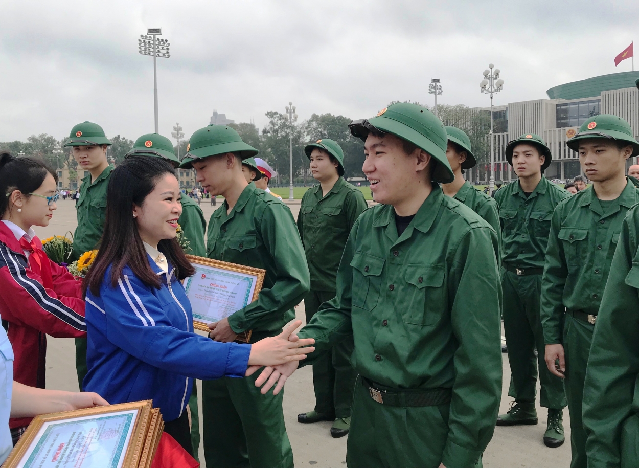 Đồng chí Chu Hồng Minh, UVBCH Trung ương Đoàn, Phó Chủ tịch Trung ương Hội Sinh viên Việt Nam, Phó Bí thư Thành đoàn, Chủ tịch Hội Sinh viên TP Hà Nội trao giấy chứng nhận và chúc mừng các tân binh