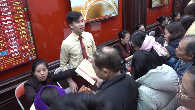 Các nhân viên tại cửa hàng Báo Tín Minh Châu hoạt động hết công suất.