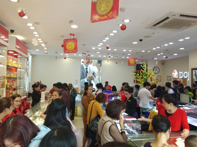 Các cửa hàng vàng của Tập đoàn DOJI ở quận Hà Đông cũng khá đông khách mua.