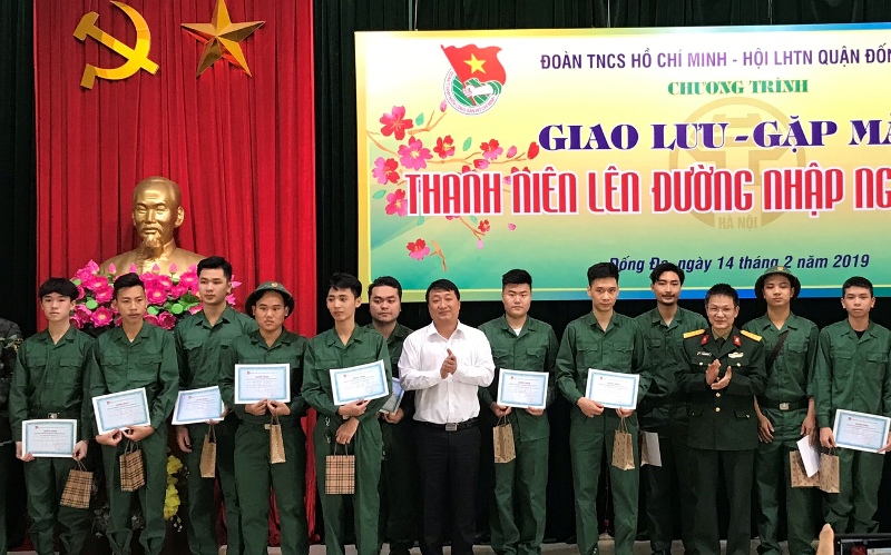 Đồng chí Nguyễn Khánh Bình, Ủy viên Ban chấp hành Trung ương Đoàn, Phó Bí thư Thường trực Thành đoàn, Chủ tịch Hội đồng Đội thành phố Hà Nội trao giấy chứng nhận tới thanh niên tình nguyện lên đường nhập ngũ