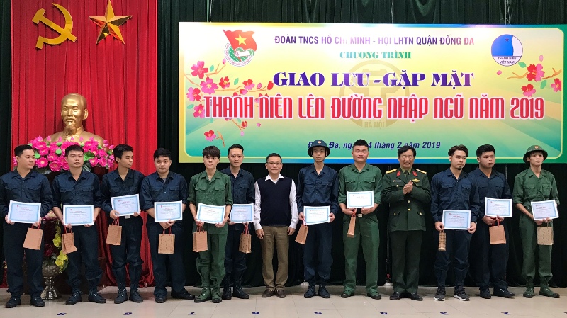 Tặng quà tới thanh niên lên đường nhập ngũ năm 2019