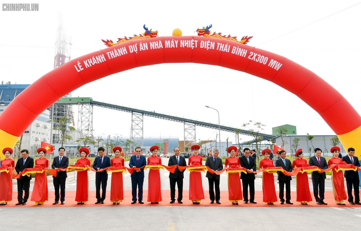 Thủ tướng Nguyễn Xuân Phúc và các đại biểu cắt băng khánh thành dự án Nhà máy nhiệt điện Thái Bình