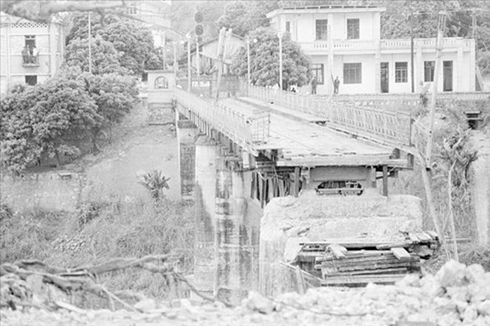 Cầu Hồ Kiều ở thị xã Lào Cai, tỉnh Hoàng Liên Sơn (nay thuộc tỉnh Lào Cai) bị địch dùng thuốc nổ phá sập khi rút lui, cuối tháng 3-1979