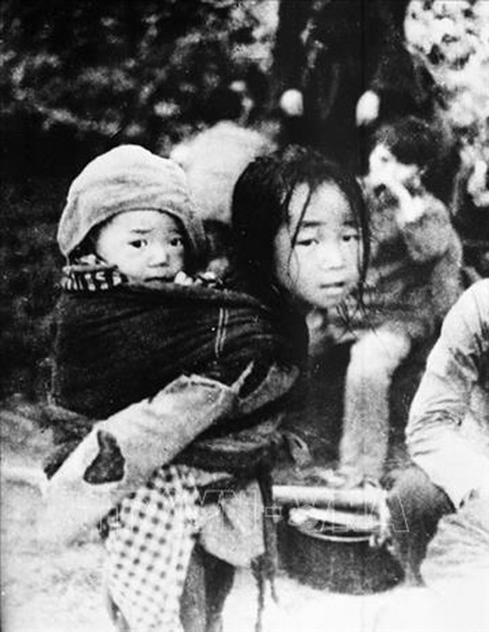 Hai chị em cháu Hoàng Thị Bến (xã Nà Sác, huyện Hà Quảng, tỉnh Cao Bằng) có cha mẹ bị địch giết hại, tháng 2-1979