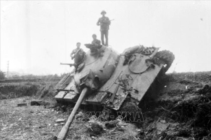 Xe tăng địch bị quân ta đánh lật nhào trong đợt 17-2-1979