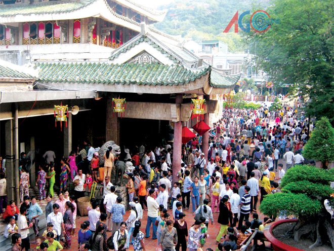 Khu du lịch văn hóa tâm linh Bà Chúa Xứ ở An Giang đã tăng giá vé lên gấp 9 lần và đặt 12 thùng công đức ở khắp các vị trí để nhận tiền của du khách.