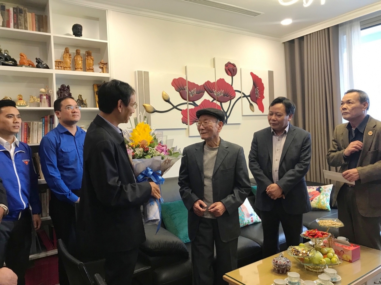 Phó Bí thư Thành ủy Hà Nội Đào Đức Toàn thăm, tặng quà cựu chiến binh