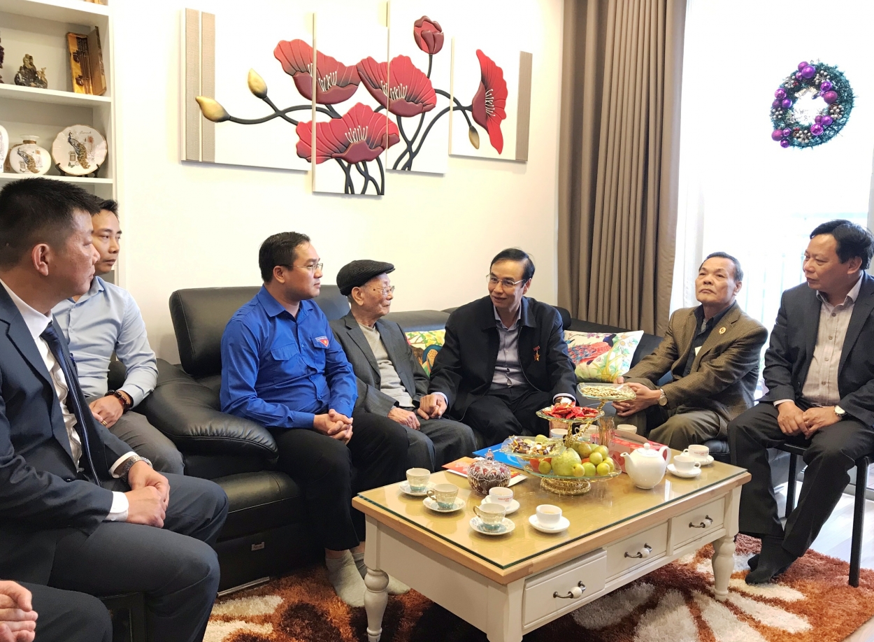 Phó Bí thư Thành ủy Hà Nội Đào Đức Toàn cùng đoàn công tác thăm hỏi, tặng quà Thiếu tướng Lê Thanh