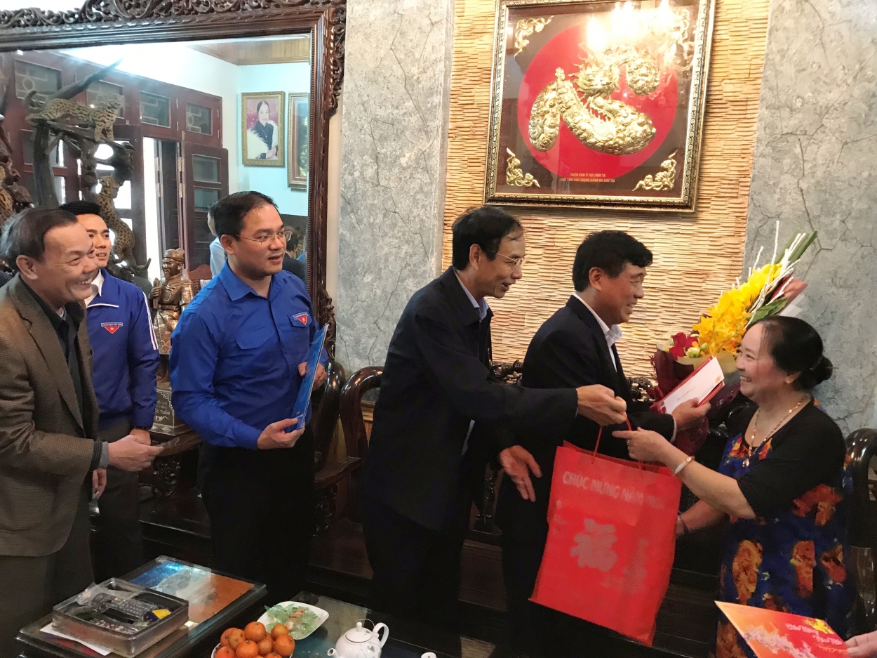 Đoàn công tác thăm hỏi, tặng quà tại gia đình Trung tướng Đào Văn Quân