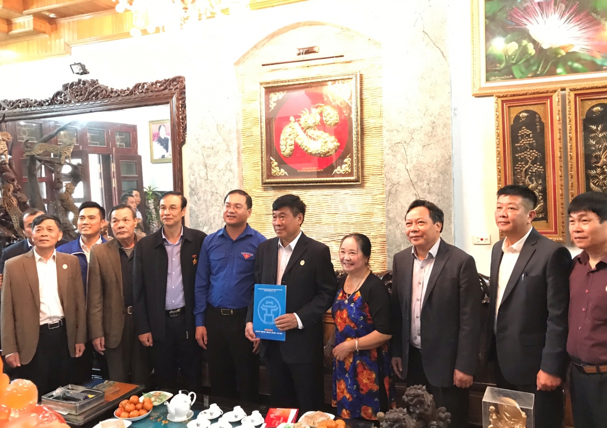 Đoàn công tác chụp ảnh lưu niệm tại gia đình các cựu chiến binh