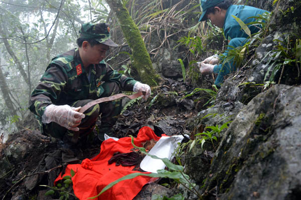Chiến sỹ thuộc Bộ CHQS tỉnh Hà Giang đang tìm kiếm hài cốt liệt sỹ tại điểm cao 685