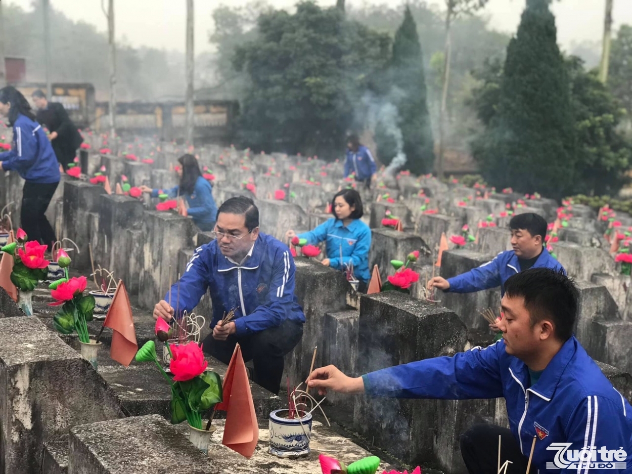 Anh Nguyễn Ngọc Việt, UVBTV Trung ương Đoàn, Bí thư Thành đoàn, Chủ tịch Hội Liên hiệp Thanh niên Việt Nam Thành phố Hà Nội (ở giữa) cùng đoàn tình nguyện dâng hương tưởng niệm các anh hùng liệt sỹ tại Nghĩa trang Liệt sỹ Quốc gia Vị Xuyên, tỉnh Hà Giang.