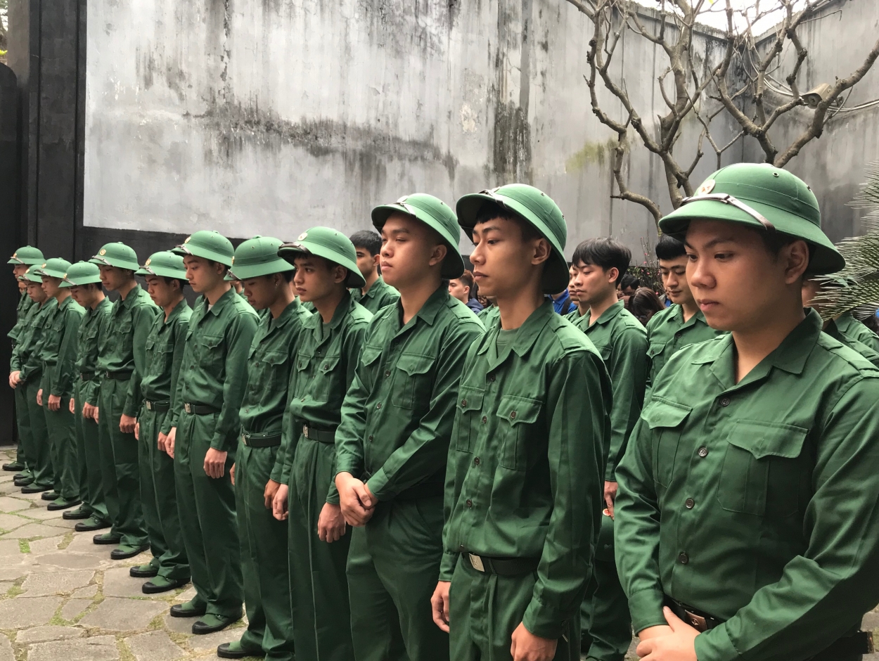 Đại biểu và các tân binh làm lễ tưởng niệm anh hùng liệt sỹ tại Khu di tích lịch sử Nhà tù Hỏa Lò