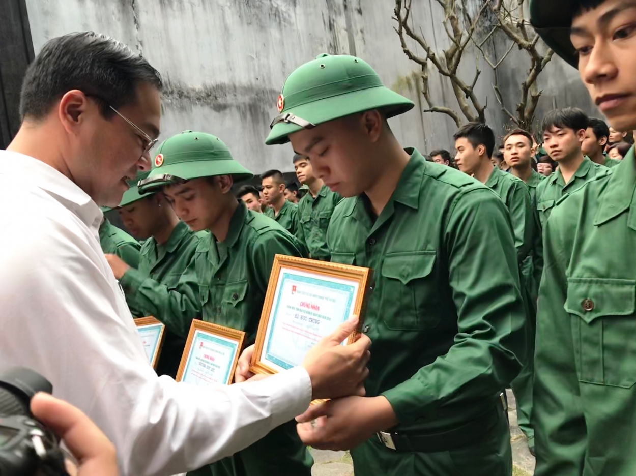 Đồng chí Nguyễn Ngọc Việt - Ủy viên BTV Trung ương Đoàn, Bí thư Thành đoàn, Chủ tịch Hội LHTN Việt Nam Thành phố Hà Nội trao chứng nhận cho các thanh niên tình nguyện nhập ngũ