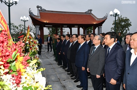 Thủ tướng Nguyễn Xuân Phúc dâng hương, dâng hoa Chủ tịch Hồ Chí Minh tại Đền thờ Bác Hồ trong khuôn viên Quảng trường Thái Bình.