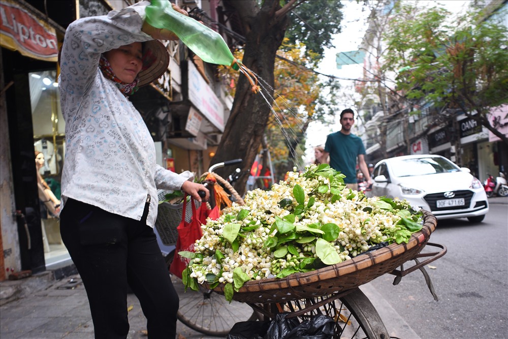 “Những ngày bình thường thì tôi bán hoa quả, nhưng cứ tới mùa thì lại lấy hoa bưởi về bán. Ở đây, người ta mua nhiều lắm. Cứ chăm chỉ đạp xe bán quanh các phố thì mỗi ngày cũng được 5-10kg. Bán cái này vui lắm, mà nếu có ế hàng thì mang về nhà để”, chị Dần vui vẻ nói.