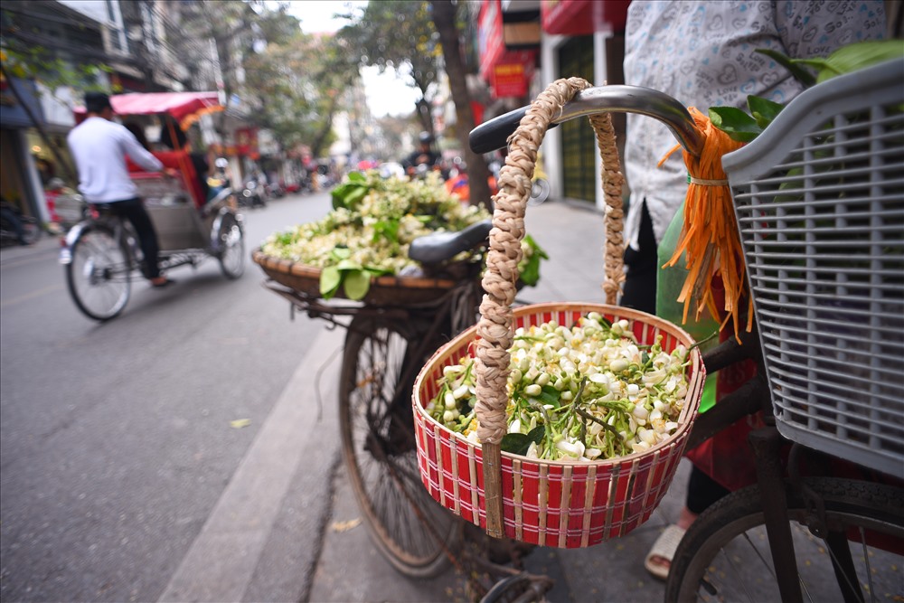 Mùa hoa bưởi cũng là khoảng thời gian chuyển giao giữa tháng để kết thúc cái se lạnh của mùa xuân và báo hiệu mùa hè sắp tới.