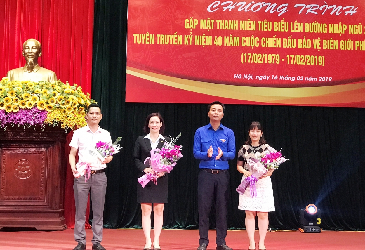 Đồng chí Nguyễn Đức Tiến, Phó bí thư Thành đoàn Hà Nội tặng hoa cảm ơn đại diện các đơn vị đồng hành