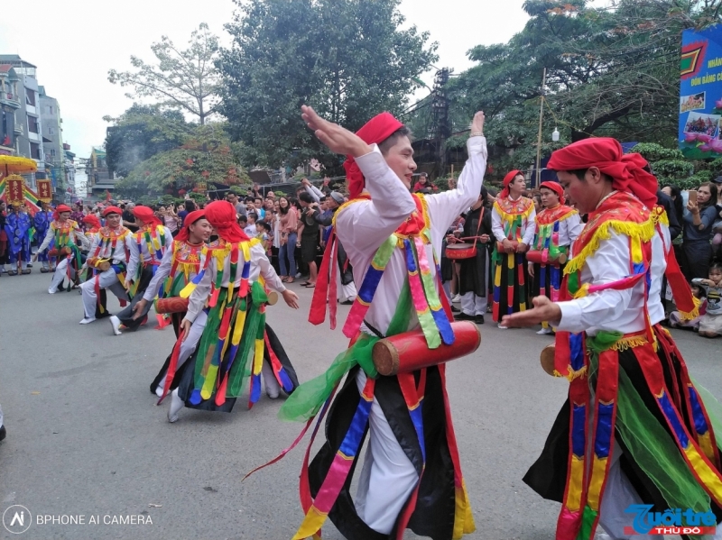 Trong lễ hội làng Triều Khúc có nhiều giá trị văn hóa truyền thông đặc sắc được bảo tồn. Đặc sắc nhất là điệu múa “con đĩ đánh bồng”.