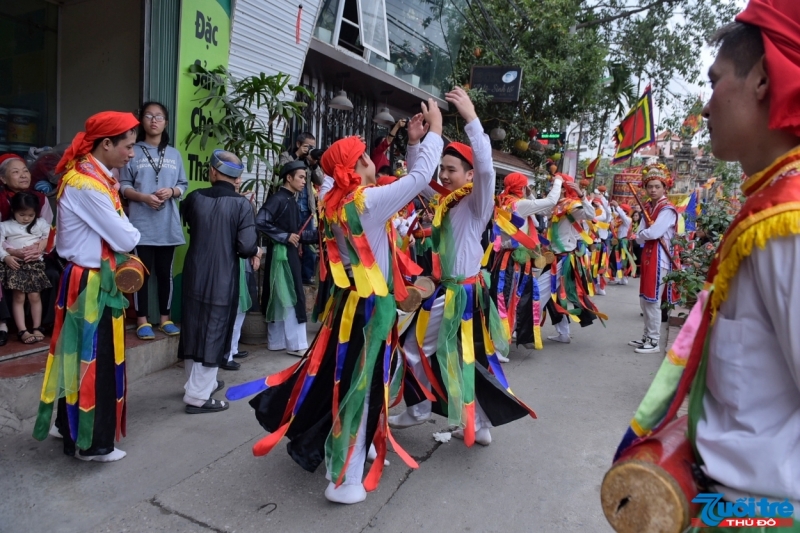 Nguồn gốc của điệu múa bắt nguồn từ thế kỷ thứ 8, đức vua Phùng Hưng trước khi vây hãm và hạ thành Tống Bình đã đóng quân tại làng Triều Khúc.