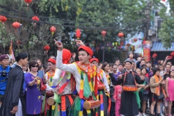 Chùm ảnh: Rộn ràng điệu múa “Con đĩ đánh bồng” ở hội làng Triều Khúc