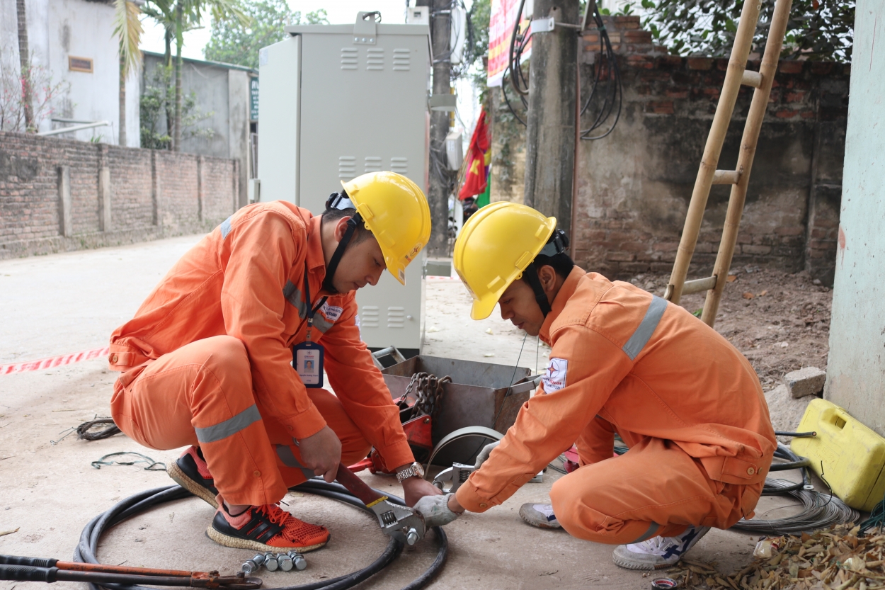 Công nhân Đội Dịch vụ khách hàng Công ty Điện lực Phú Xuyên thay thế tủ điện trên địa bàn xã Nam Triều sáng ngày 12/02/2019 (Ảnh PC PHUXUYEN)