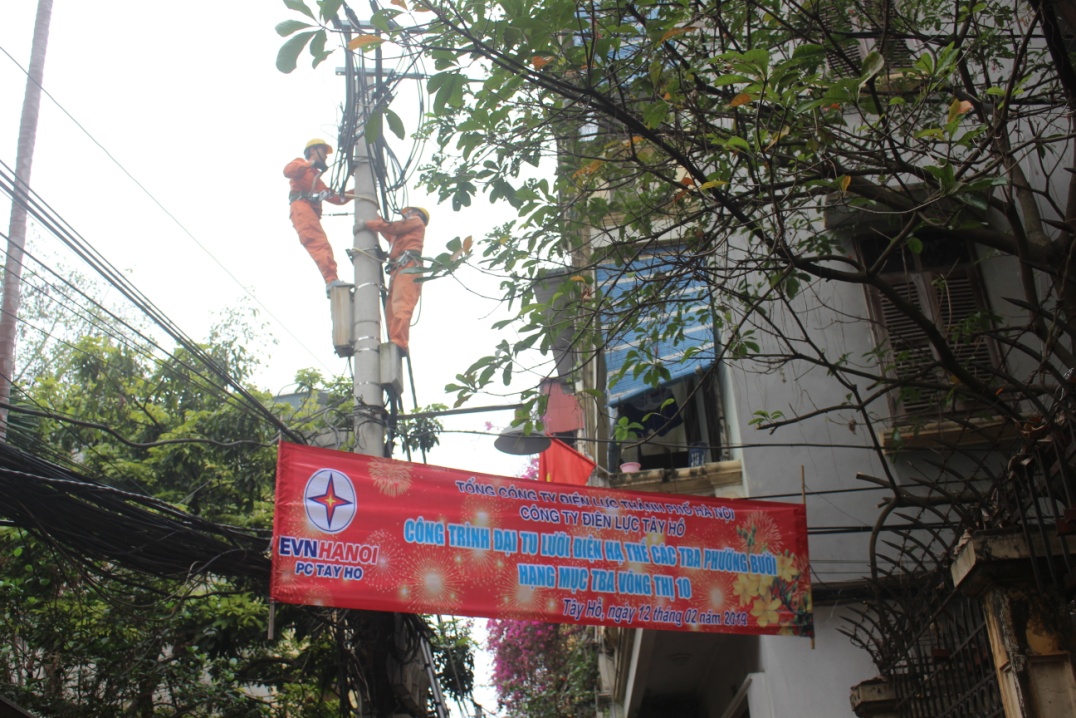 Cán bộ, nhân viên Công ty Điện lực Tây Hồ đại tu lưới điện hạ thế tại phố Trích Sài (Ảnh PC TAYHO)