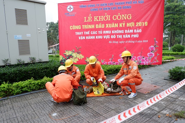 Cán bộ, nhân viên Công ty Điện lực Hà Đông thực hiện công trình thay thể tủ điện khu vực Đô thị Văn Phú (Ảnh PC HADONG)