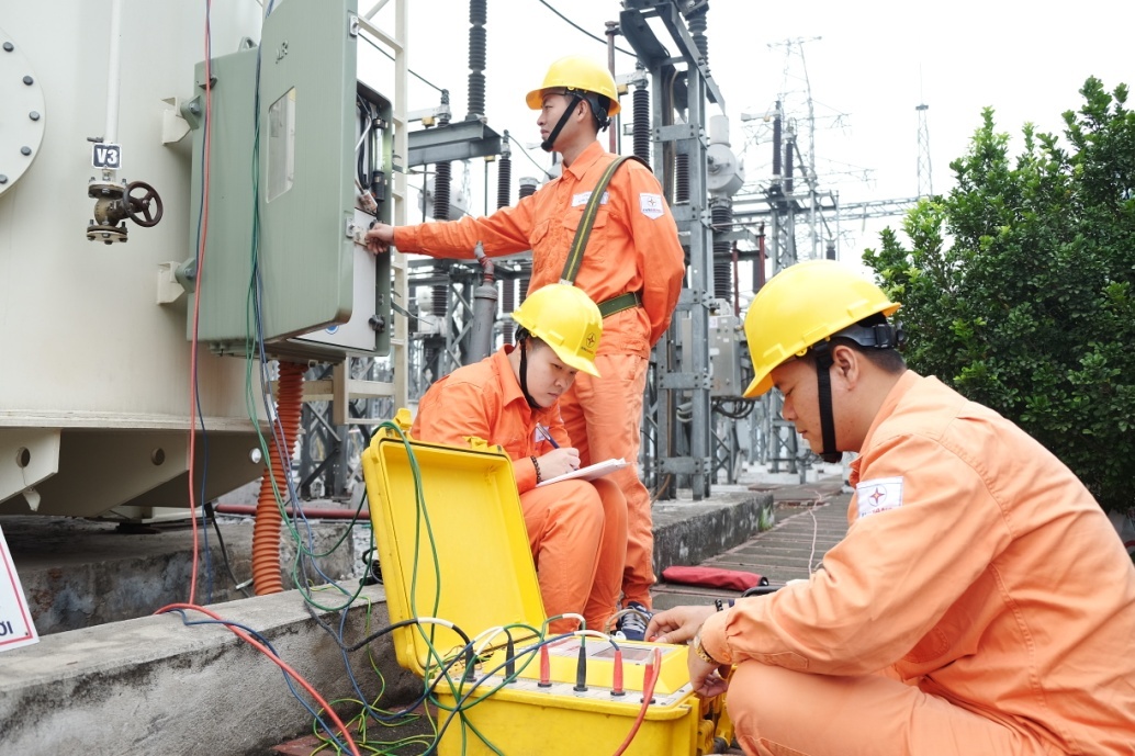 Thí nghiệm, kiểm định đo lường các thiết bị điện tại trạm biến áp 110kV Gia Lâm (Ảnh Công ty Thí nghiệm điện)