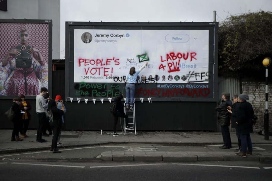Các thành viên trẻ của đảng Lao động viết lý do tại sao họ muốn nhà lãnh đạo Jeremy Corbyn ủng hộ một người dân bỏ phiếu trưng cầu dân ý lần thứ hai về tư cách thành viên EU của Anh. Ngày 14/2, Với 303 phiếu chống và 258 phiếu thuận, Thủ tướng Theresa May lại thất bại trong lần biểu quyết mới tại hạ viện về chiến lược Brexit đưa Anh rời khỏi Liên minh châu Âu (EU). Ảnh: AP