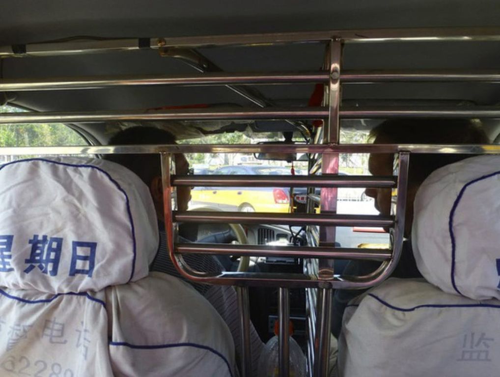 Vách ngăn bằng sắt của các tài xế taxi Trung Quốc