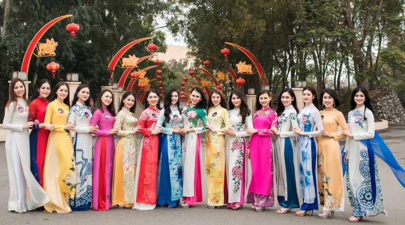 Người đẹp Kinh Bắc biến hóa qua từng trang phục