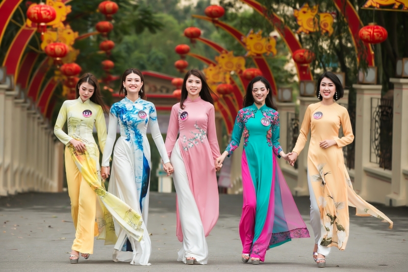 Người đẹp Kinh Bắc biến hóa qua từng trang phục