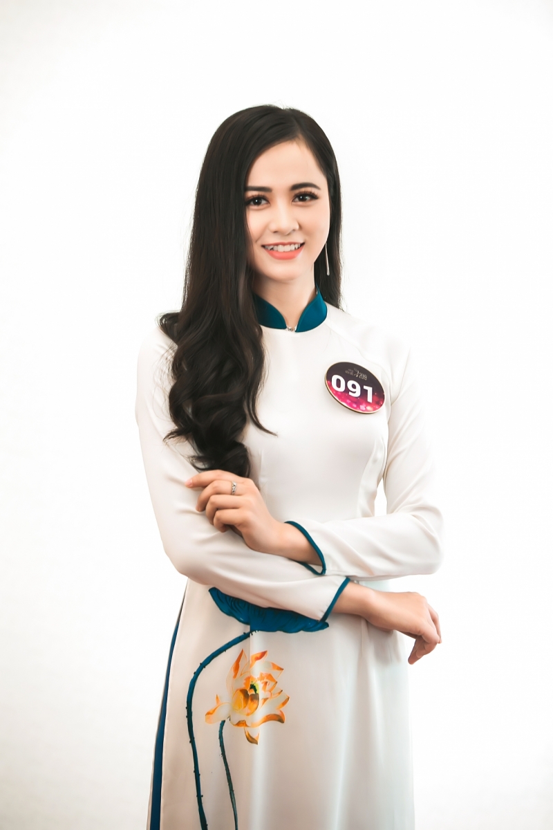 Người đẹp Kinh Bắc biến hóa qua từng trang phục