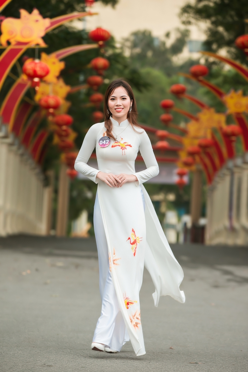 Người đẹp Kinh Bắc biến hóa qua từng trang phục