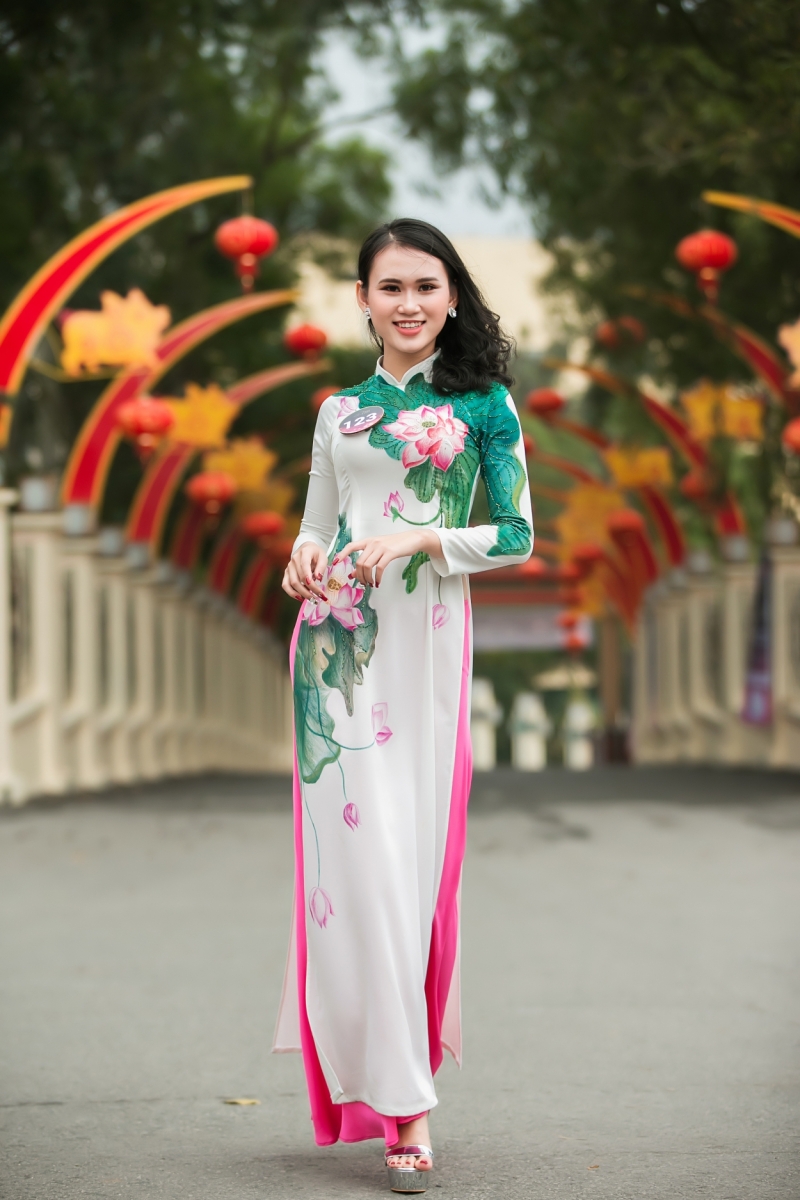 Người đẹp Kinh Bắc biến hóa qua từng trang phục