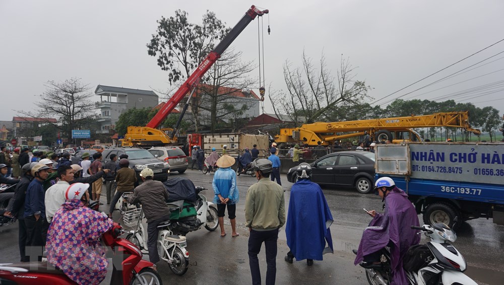 Xe gây tai nạn được kịp thởi cẩu đi để giải quyết ùn tắc. (Nguồn: Khiếu Tư/TTXVN)