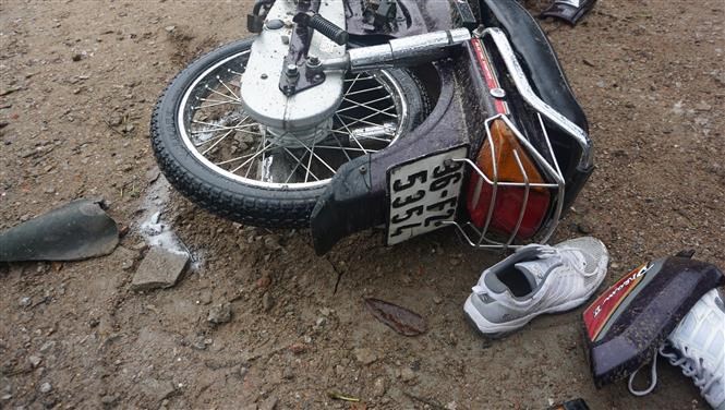 Nhiều xe máy bị hất văng sau vụ tai nạn kinh hoàng. (Nguồn: Khiếu Tư/TTXVN)