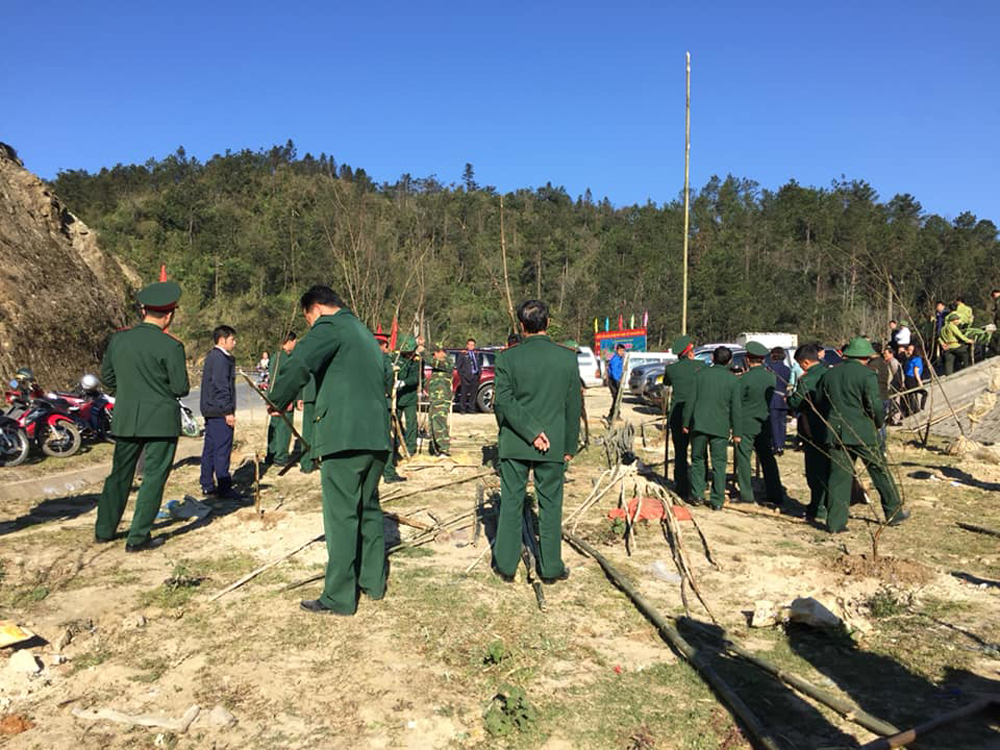 Đại diện các ban ngành cùng tham gia trong cây