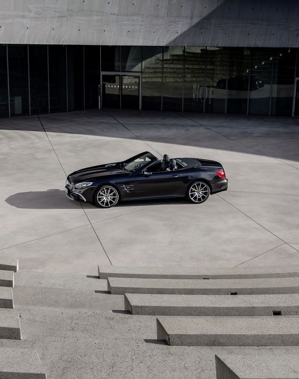 Mercedes-Benz SL Grand Edition mới ra mắt, giá từ 3 tỷ VNĐ