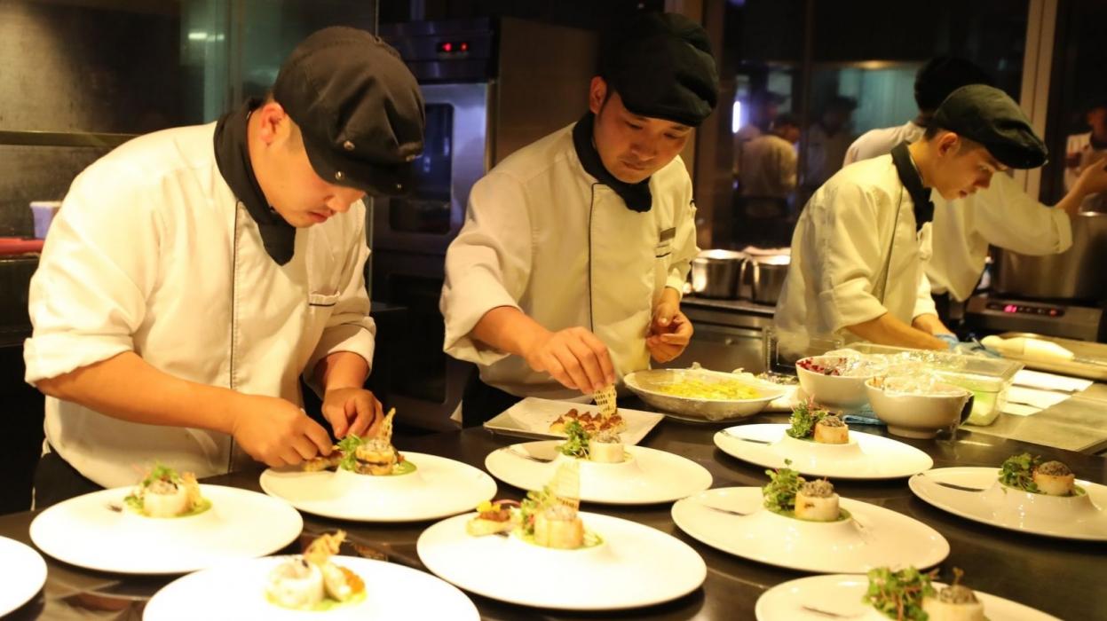 Nhân viên phục vụ nhà hàng có phải đóng bảo hiểm xã hội?