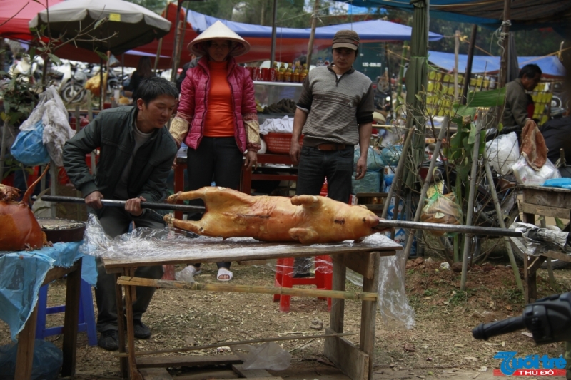 Lợn quay cả con được bày bán tại lễ hội