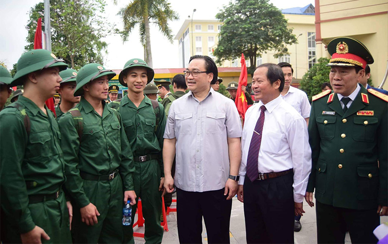 Bí thư Thành ủy Hoàng Trung Hải động viên các tân binh huyện Thanh Trì lên đường nhập ngũ
