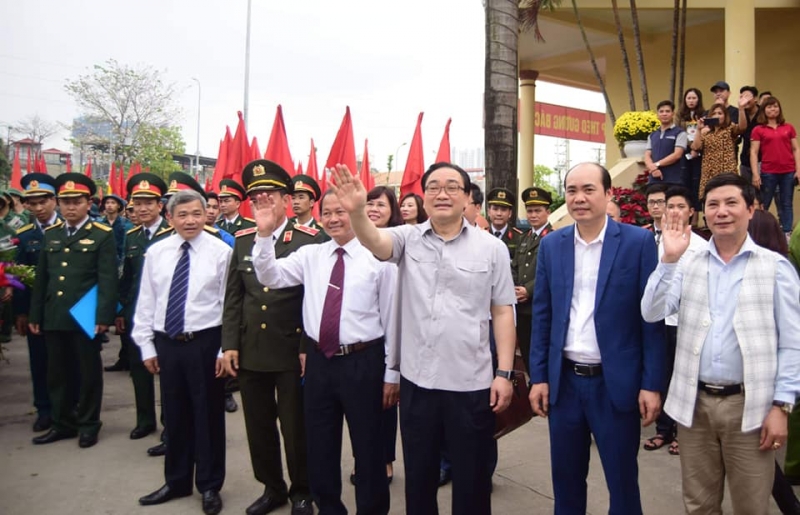 Các đồng chí lãnh đạo thành phố và huyện Thanh Trì tiễn các tân binh lên đường