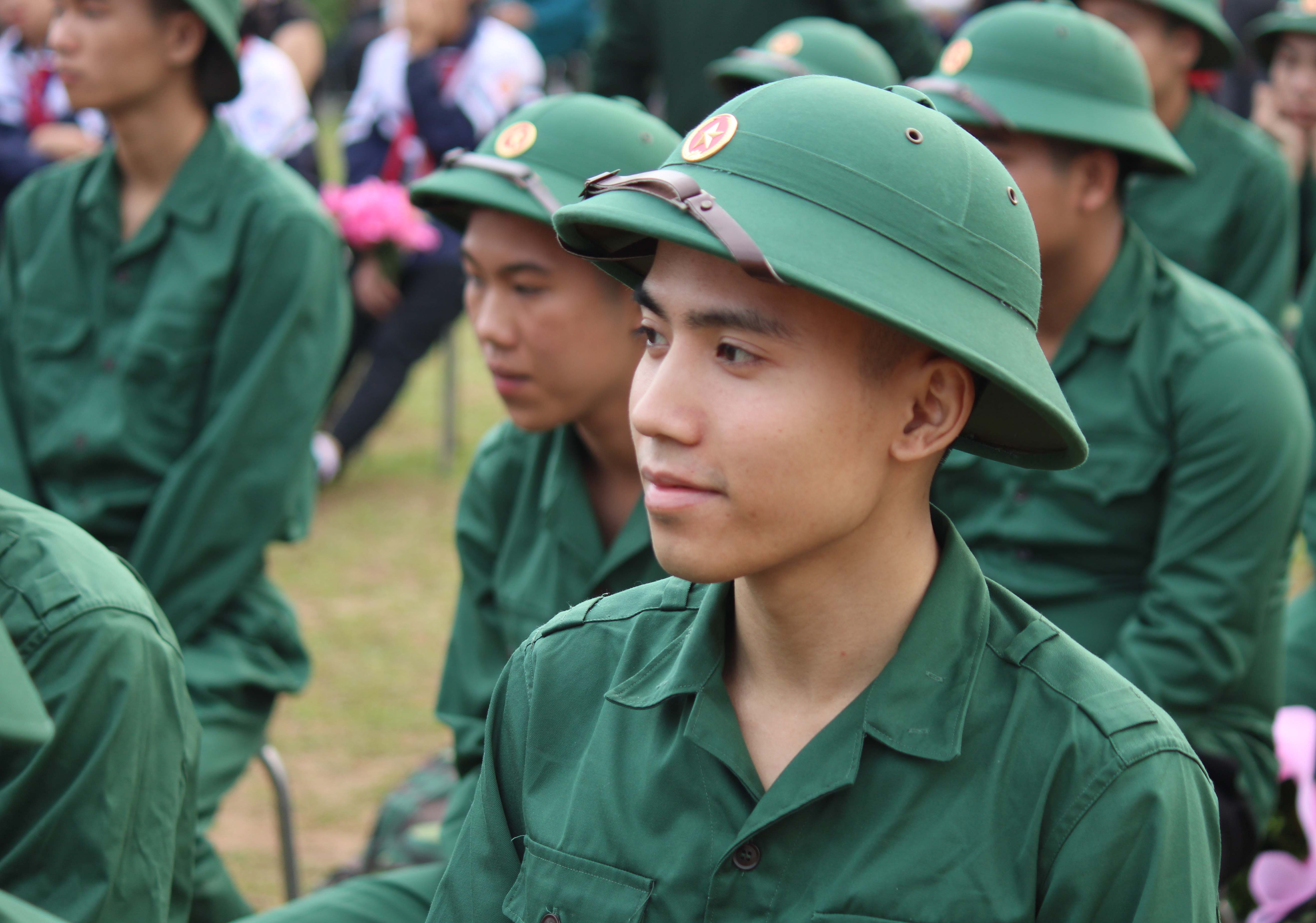 Đông đảo tân binh huyện Đông Anh viết đơn tình nguyện nhập ngũ