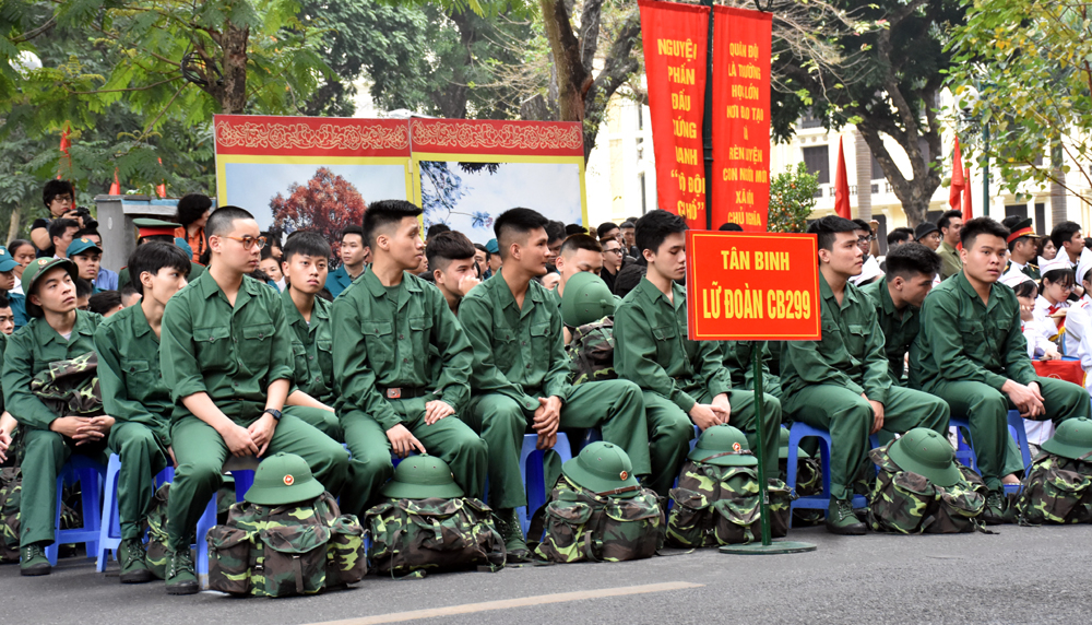 62 tân binh quận Hoàn Kiếm lên đường nhập ngũ