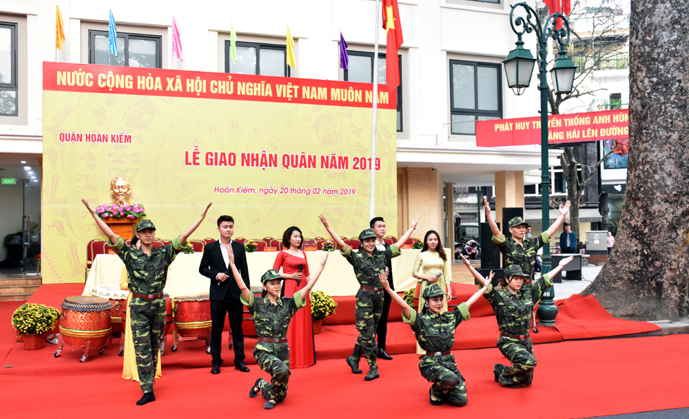 62 tân binh quận Hoàn Kiếm lên đường nhập ngũ
