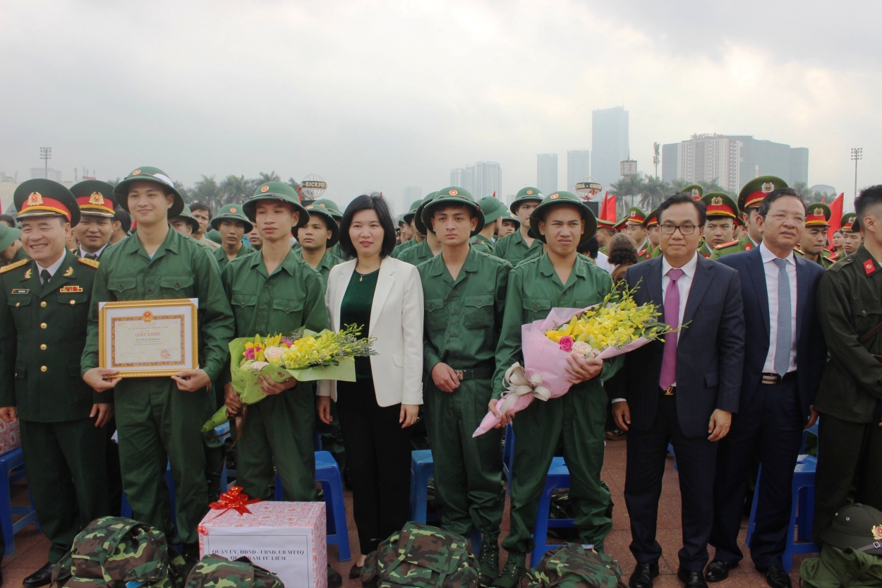 Đại diện lãnh đạo Thành phố Hà Nội và quận Nam Từ Liêm tiễn các tân binh lên đường nhập ngũ