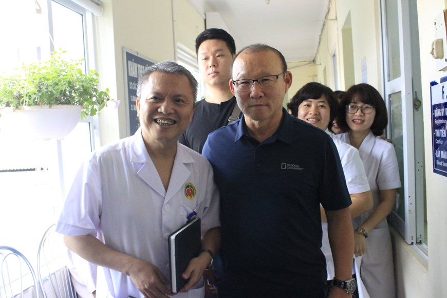 [Photo] HLV Park Hang-seo trong vòng vây người hâm mộ tại Bệnh viện E